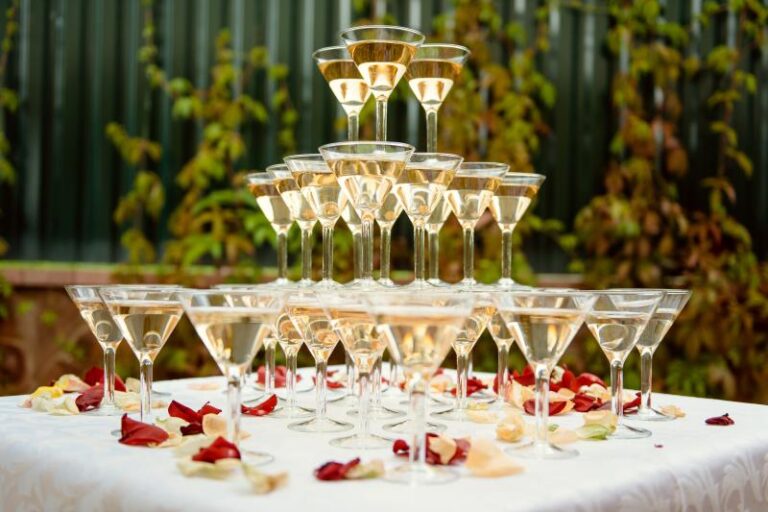 Пирамида из шампанского