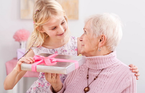 Что подарить бабушке на день рождения